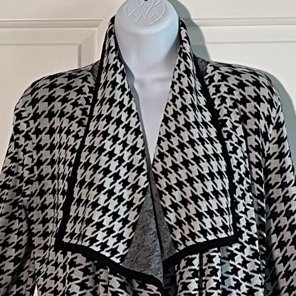 Black🖤 & 🤍White Houndstooth Cardigan - Picture 6 of 9